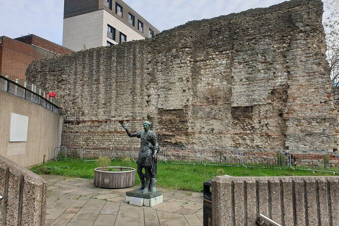 Roman Ruins to Blitz Bombings: A Walking Tour of London's Fiery History - A Closer Look at Londons Fiery Past