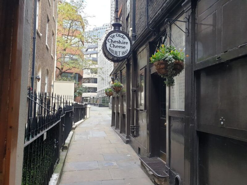 Roman Ruins to Blitz Bombings: London's Fiery History - Key Points