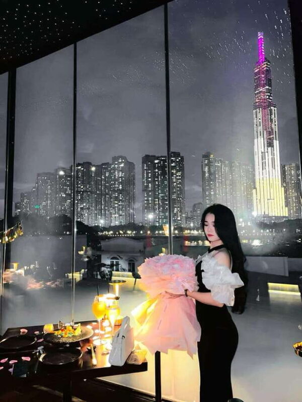 Romantic Honeymoon Dinner With Sightseeing Cruise On River - Key Points