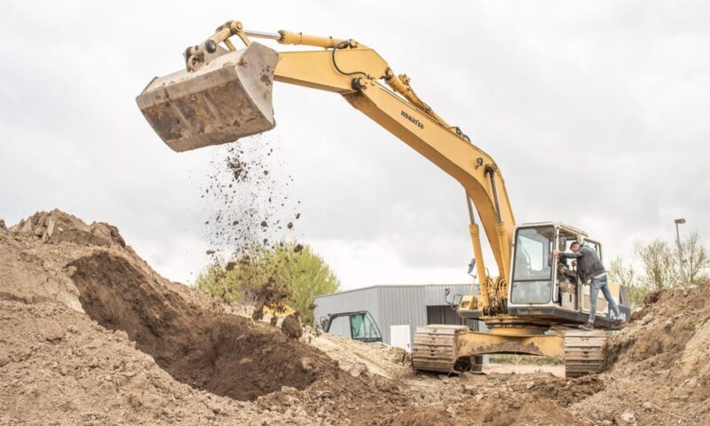 Rostock: 25t chain excavator digging at the Rostock excavator playground - Rostock: 25t Chain Excavator Digging at the Rostock Excavator Playground