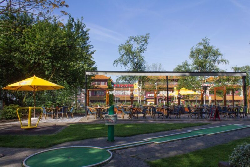 Rotterdam: 18-Hole Mini-Golf Game - Facilities and Equipment