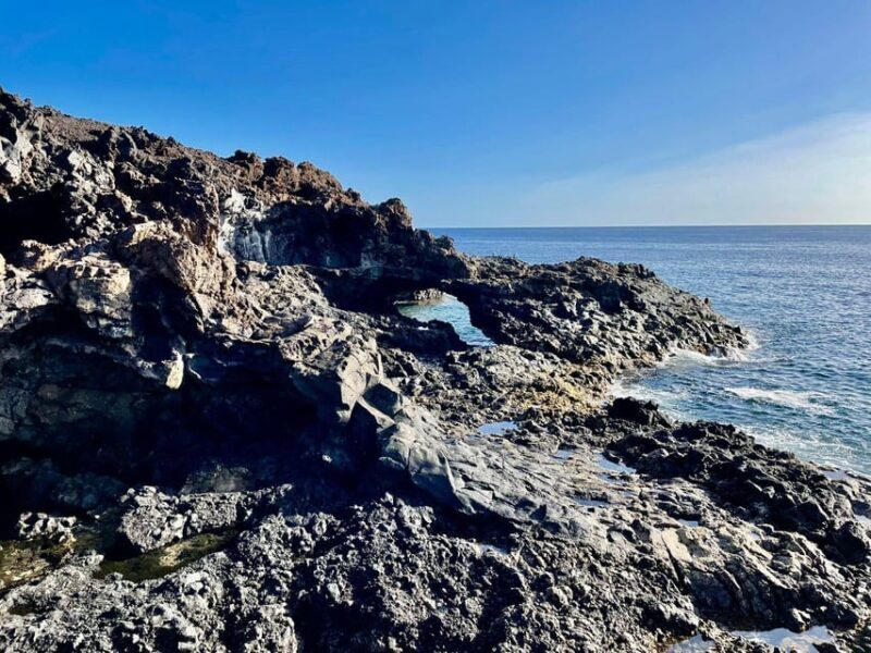 Route guided on the volcanic coast of Lanzarote. - Key Points