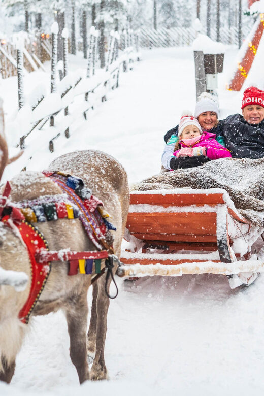 Rovaniemi: Private Pro Photoshoot in Santa Claus Village - Rovaniemi: Private Pro Photoshoot in Santa Claus Village
