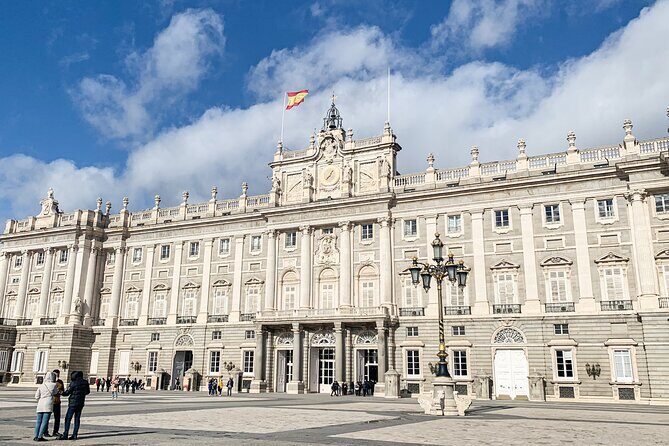 Royal Palace of Madrid Guided Tour and Flamenco Show with Tapas - Flamenco and Tapas at Torres Bermejas