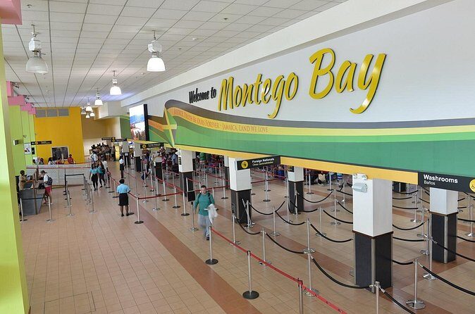 Runaway Bay Hotels Private Airport Transfer - Key Points