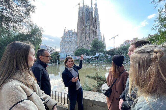 Sagrada Familia and Guell Park Small Group Tour: Drink and Tapa - An In-Depth Look at the Tour Experience