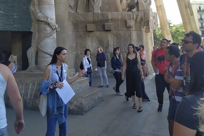 Sagrada Familia English Guided Tour & Optional Tower Access - Key Points