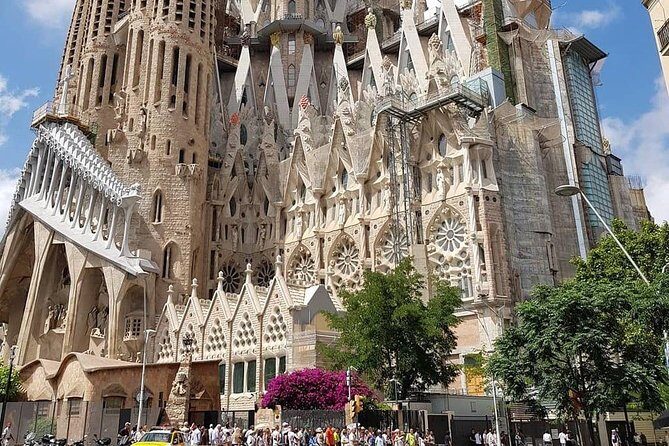 Sagrada Familia Guided Tour with Fast-Track Entry - Key Points