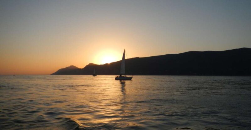 Sailing boat sunset in Setúbal - Key Points