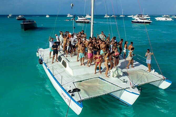 Sailing Catamaran Party to Isla Mujeres from Cancun - An In-Depth Look at the Sailing Catamaran Party Experience