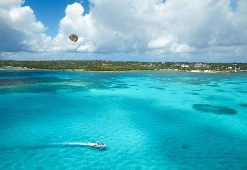 SAN ANDRES: PARASAIL-FLY OVER THE SEA OF 7 COLORS - San Andrés: Parasail - Fly Over the Sea of 7 Colors