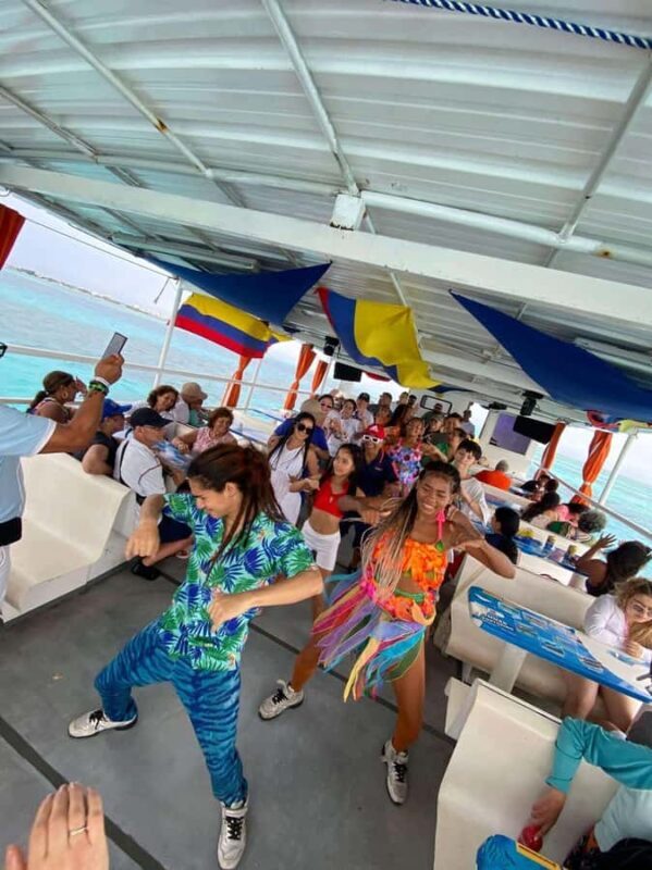 SAN ANDRES: TOUR BAHIA YACHT RUMBERO + DJ AND ENTERTAINER - The Detailed Experience