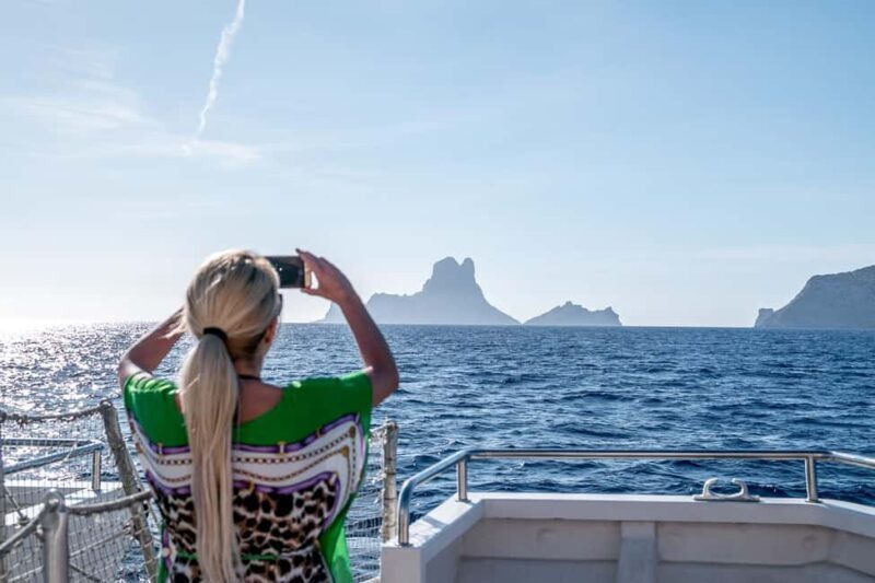 San Antonio: Boat tour to Es Vedrá with drinks and snacks - Key Points
