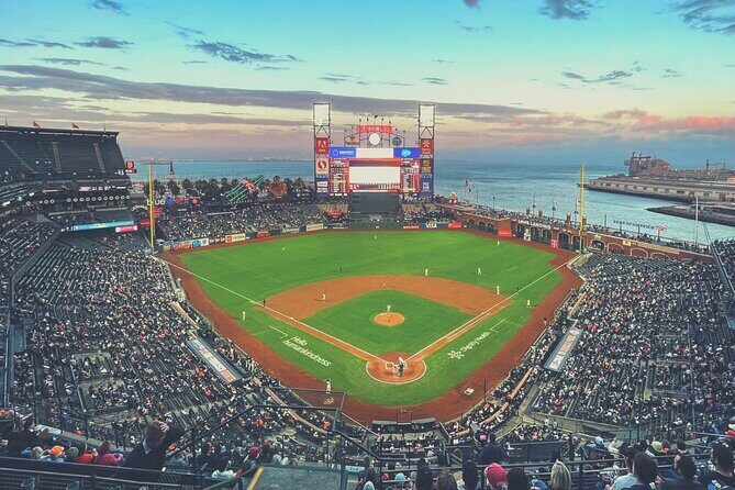 San Francisco Giants Baseball Game at Oracle Park - Discovering a Giants Game at Oracle Park: A Perfect Blend of Sport and Scenic Beauty
