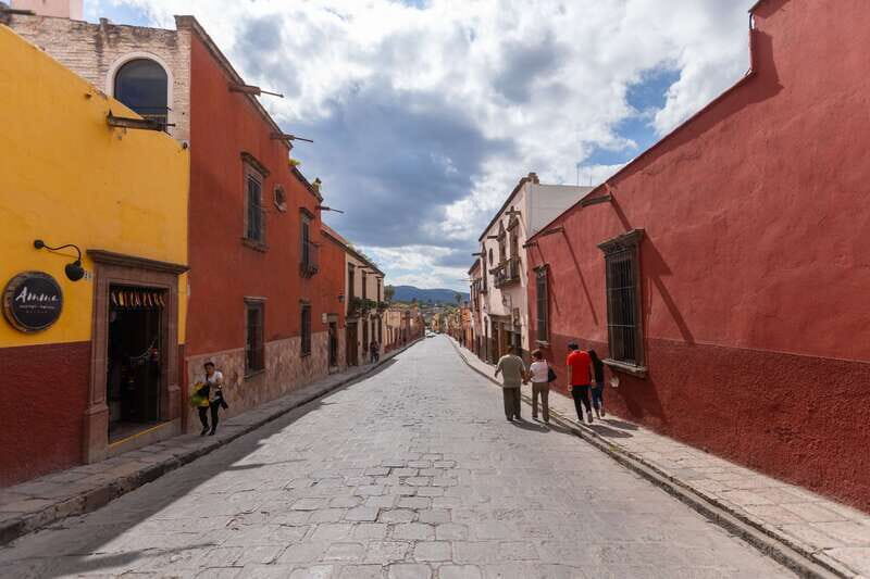 San Miguel: Landmarks and Lunch Walking Tour in English - A detailed look at what this tour offers and why it works