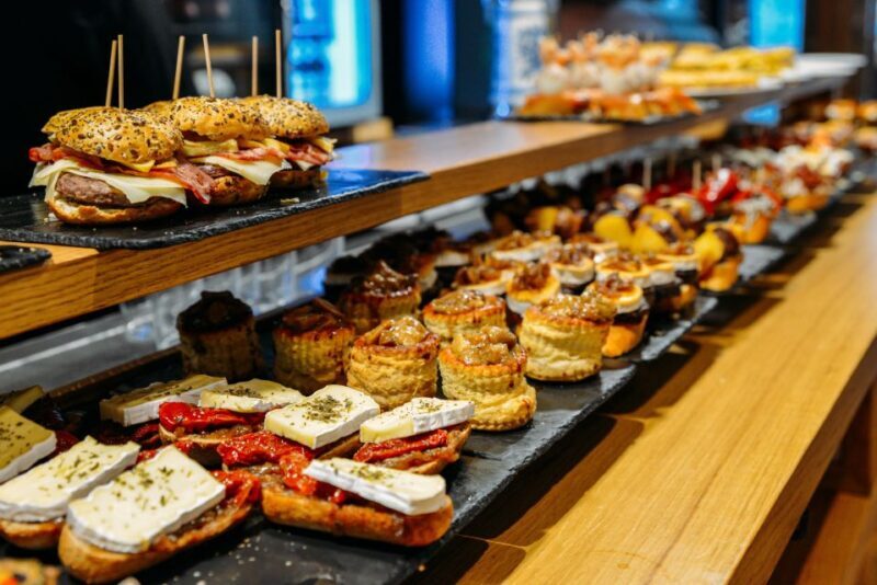 San Sebastian: City Highlights Guided Walking Tour - Exploring the Historic Old Town