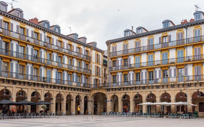 San Sebastian Evening Pintxo Tour with Wine - Key Points