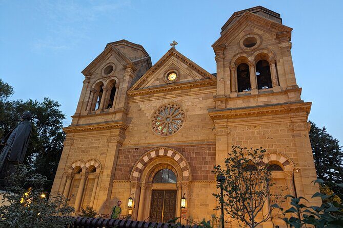 Santa Fe Scavenger Hunt Walking Tour and Game - Key Points