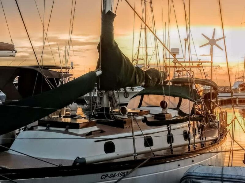 Santa Marta Bay: Sunset on a sail boat - Key Points