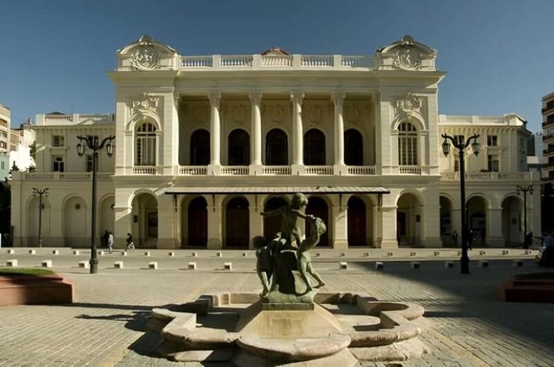 Santiago : Must-See Sites Walking Tour With A Guide - Who Should Choose This Tour?