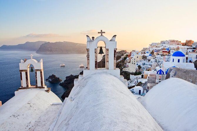 Santorini 2h Private Photoshoot with a prof. photographer &transp - Key Points