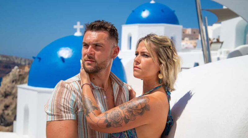 Santorini: 40-minute Photoshoot in Oia - A Genuine Look at the Experience