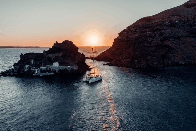 Santorini: Catamaran Caldera Cruise with Meal and Drinks - What Makes This Tour Special?