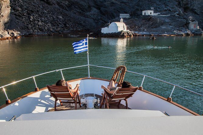 Santorini: Motor Yacht Sunset Cruise with 5-Course Dinner - The Gourmet Dinner: What to Expect?
