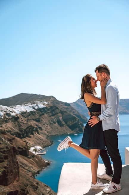 Santorini: Oia Private Couple Photoshoot with 35 Photos - A Deep Dive into the Experience