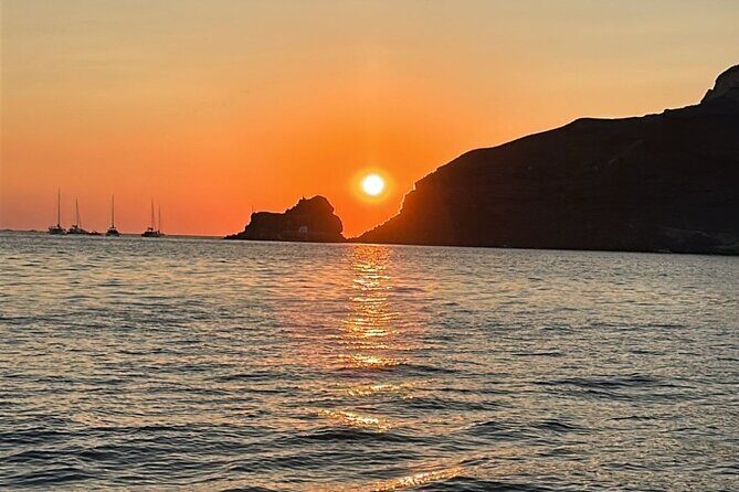 Santorini Private Cruise Sightseeing Tour with BBQ and Drinks - The Sum Up