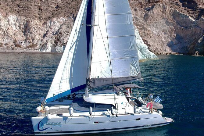 Santorini: Standard Small-Group Catamaran Cruise with Food/Drinks - Key Points