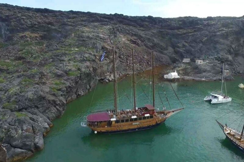 Santorini: Volcanic Sunset Cruise with Dinner - Key Points