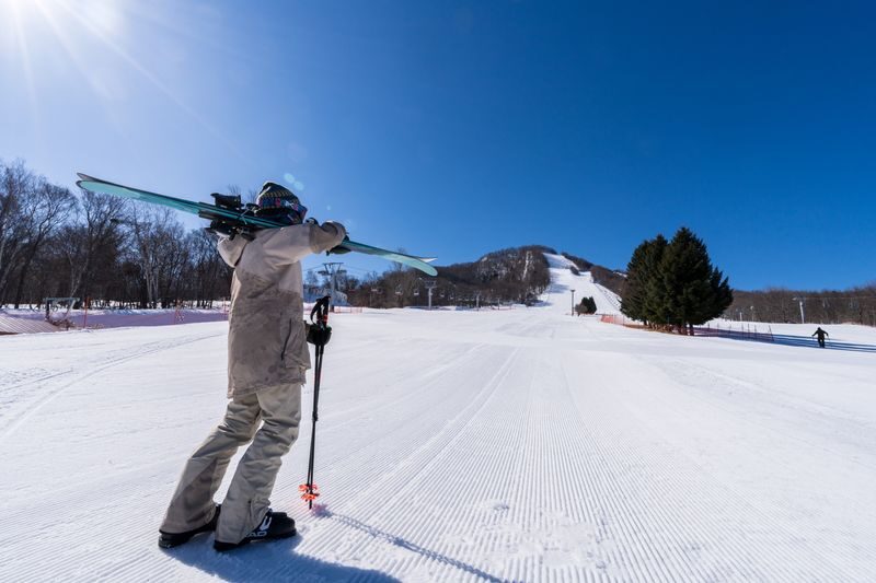 Sapporo Fujino Fus Snow Area Rental skis & wear - A Sapporo ski day with six different courses