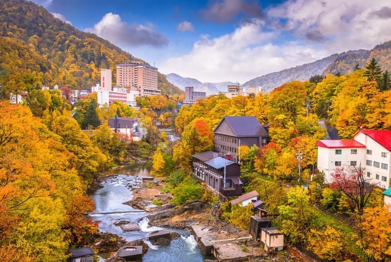 Sapporo Jozankei, Hoheikyo & Lake Toya Full-Day Tour with Autumn Leaves - What the guide adds