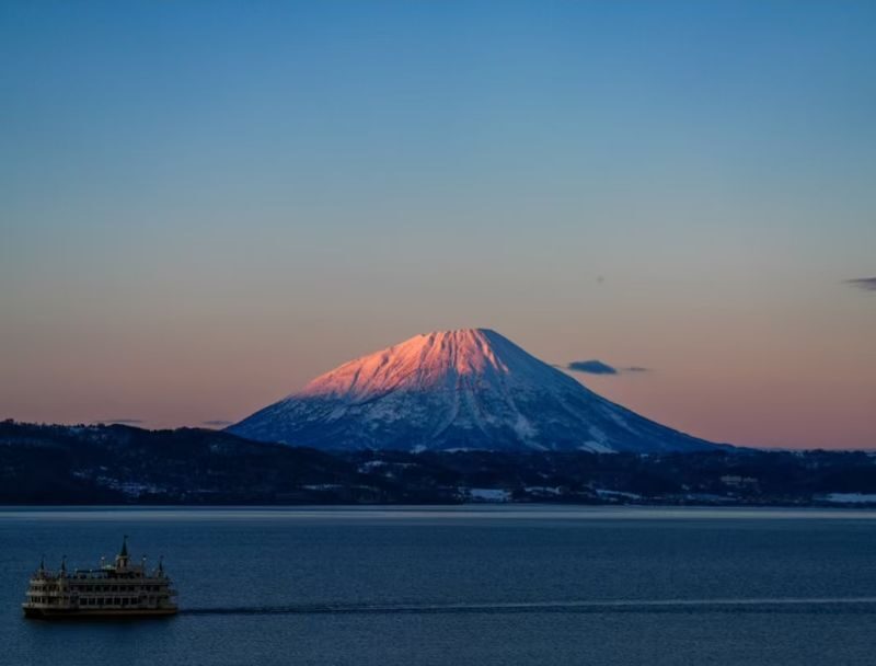 Sapporo Lake Toya & Showa Shinzan Full-Day Small Group Tour - Noboribetsu’s Hell Valley: steam, sulfur and rough edges