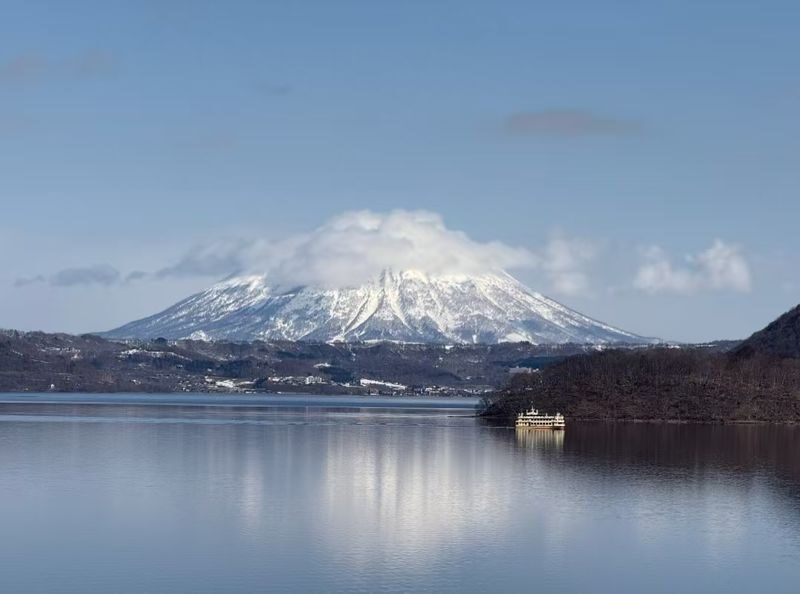 Sapporo Lake Toya & Showa Shinzan Full-Day Small Group Tour - What the guide can add to the scenery