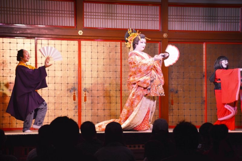 Sapporo Mount Yotei & Lake Toya Full-Day Experience with Scenic Views - Lake Toya and Makkari Shrine in spring