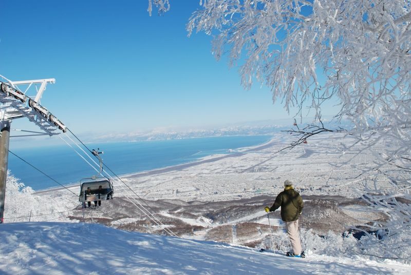 Sapporo Teine Ski Resort with Bus and Lift Ticket - Summit Express views and changing mountain conditions
