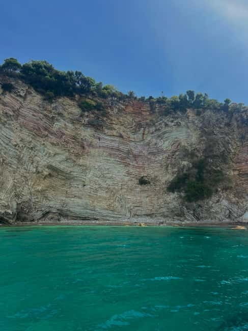 Sarandë Boat Tour with Free Beach Umbrella Access - Who Should Consider This Tour?
