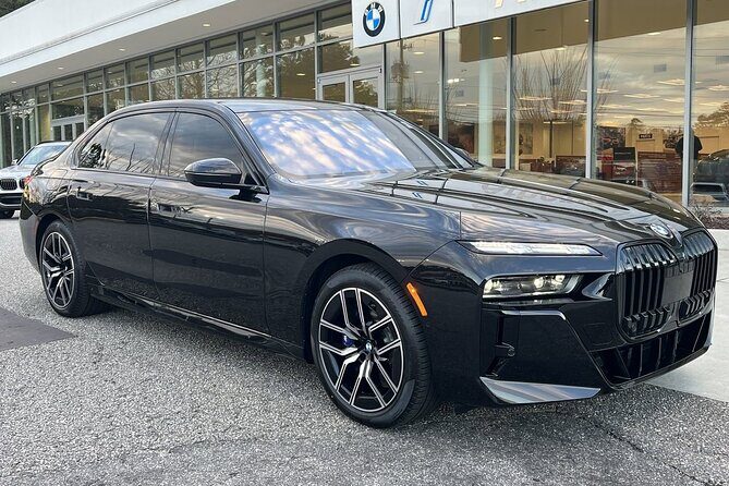 Sedan Arrival Transfer from LaGuardia Airport LGA to Manhattan - Seamless Arrival: Private Sedan Transfer from LaGuardia to Manhattan