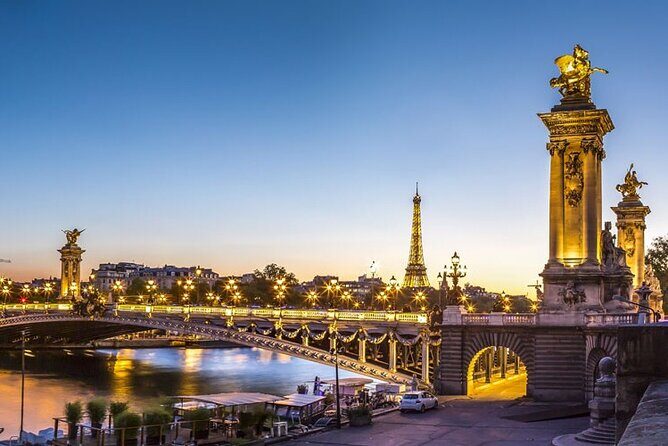 Seine River Dinner Cruise with Live Singer by VIP Yacht de Paris - Key Points