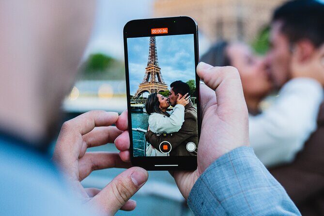 Seine River Dinner Cruise with Live Singer by VIP Yacht de Paris - The Sum Up