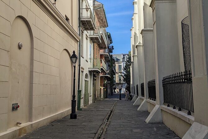 Self-Guided Tour of New Orleans Historic French Quarter - Walking Through Pirates Alley and Historic Streets