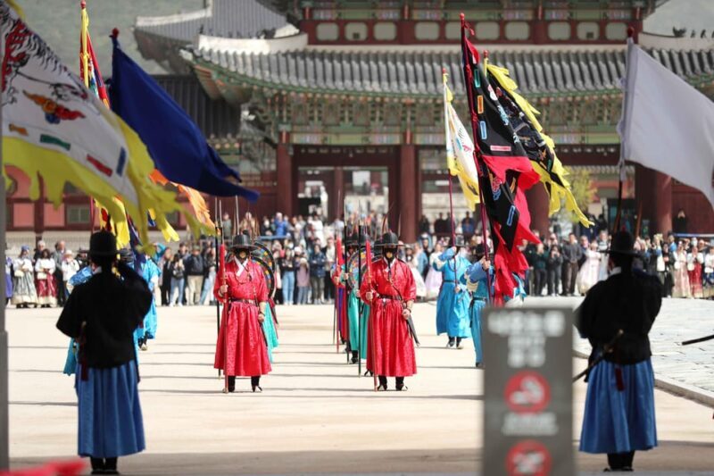 Seoul: Gyeongbokgung Palace Tour & Lunch at Authentic Market - Key Points