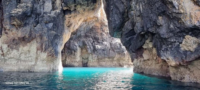 Sesimbra: Private Boat - Beach and Caves - Key Points