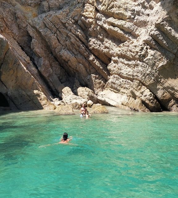 Sesimbra: Private Boat Tour-Wild beaches, secret bays, Caves - Experience the Wild Beaches and Hidden Caves of Sesimbra