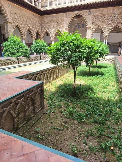 Seville: Guided visit to the Alcázar, Cathedral and Giralda - Authentic Experience and Genuine Value