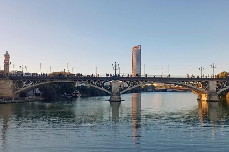 Seville: Restaurant boat ride on the Guadalquivir River with lunch/dinner - Why Travelers Love This Experience