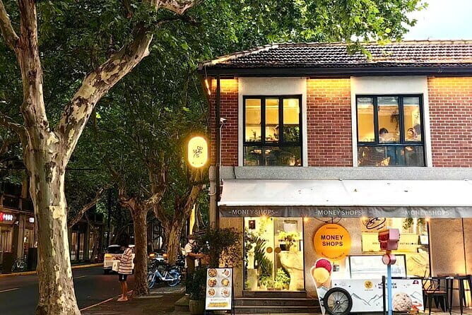 Shanghai Old Town Citywalk with a Discovery Challenge - Key Points