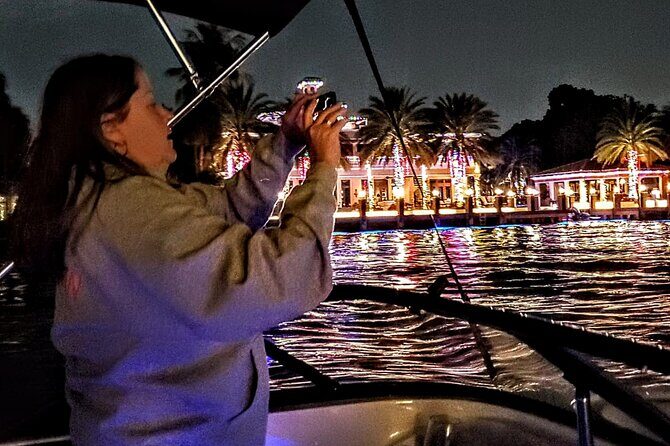 SHARED - 2h Holiday Lights Cruise Tour in Fort Lauderdale (6pax) - Key Points